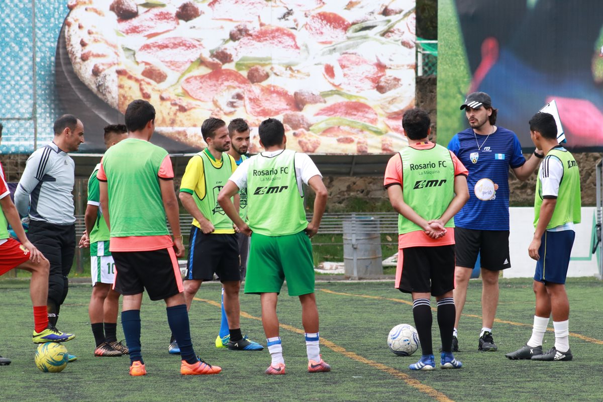 Rosario FC comenzó el trabajo con 11 jugadores del plantel mayor y varios elementos que estuvieron a prueba. (Foto Prensa Libre: Raúl Juárez)