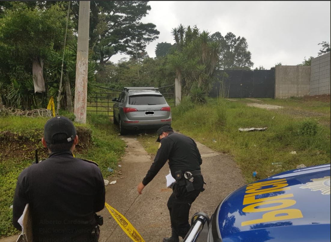 Policías acordonan el lugar en el que fue descubierto el cadáver del joven dentro del vehículo. (Foto: Guatevisión/@BCardona_gtv)