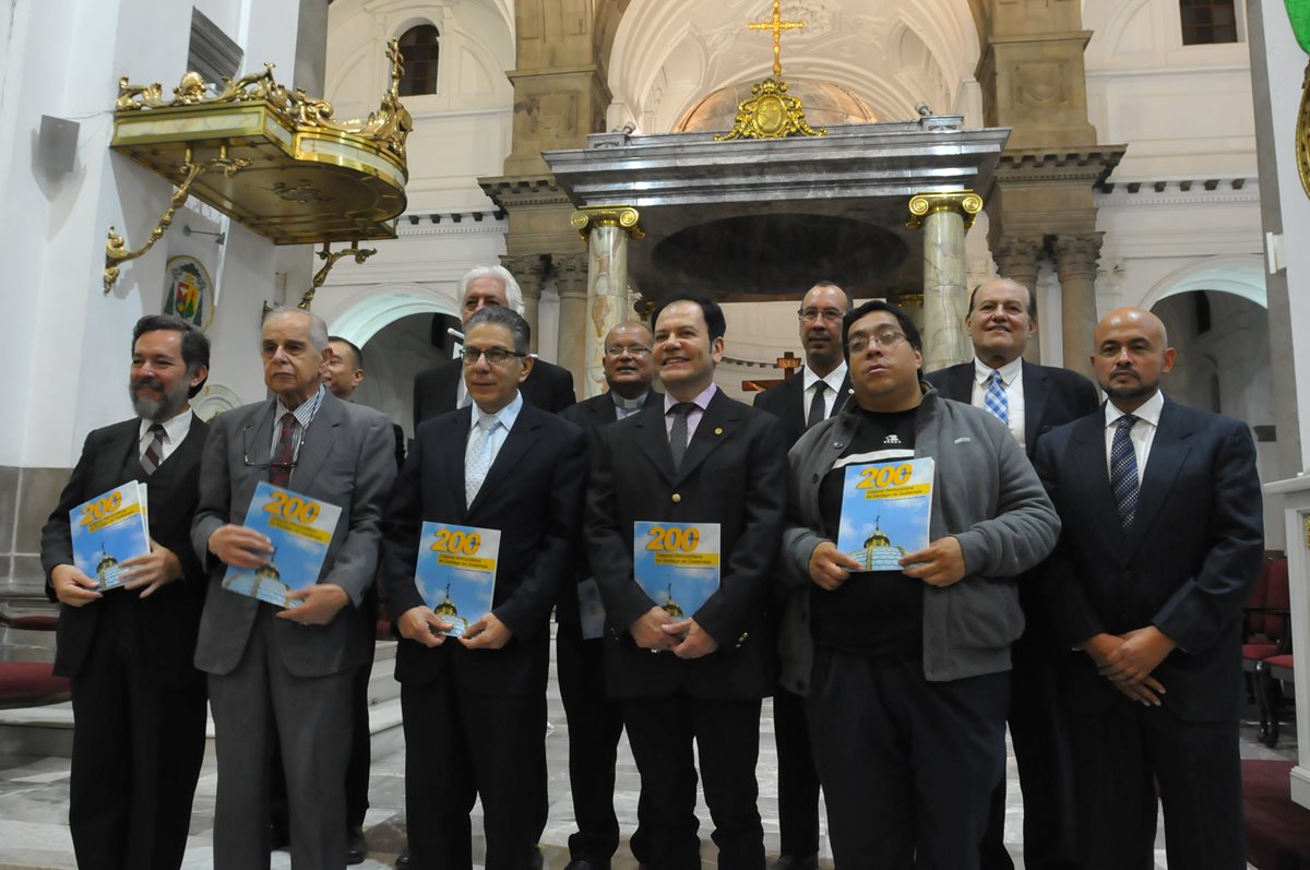 El libro contiene las conferencias dictadas por académicos con motivo del bicentenario de la Catedral Metropolitana. (Foto Prensa Libre: Ana Lucia Ola)