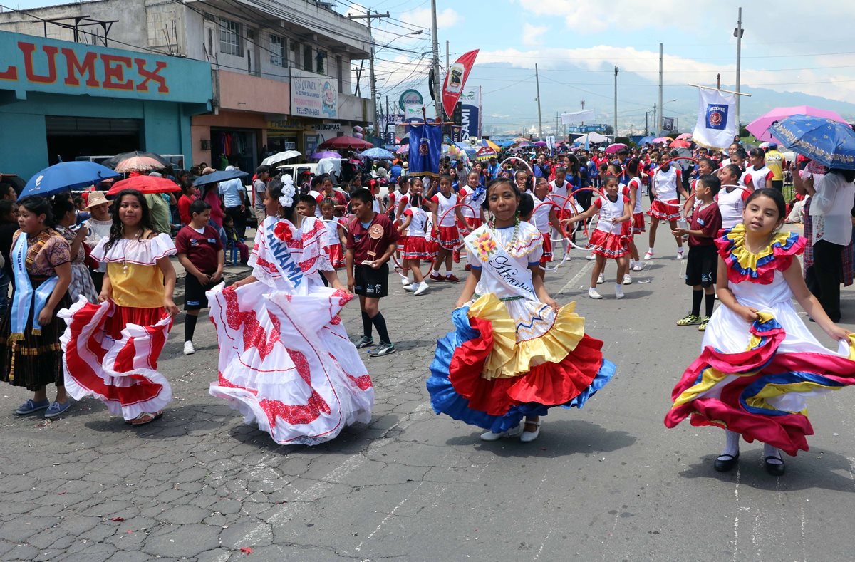 El desfile inició en el parque Benito Juárez, recorrió las principales calles hasta llegar al Centro de Ferias y Mercadeo de Quetzaltenango. (Foto Prensa Libre: Carlos Ventura)
