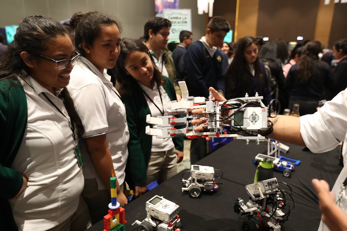 Representantes de distintas universidades ofrecieron información y material promocional a unos 900 alumnos de 15 centros educativos privados, que asistieron a la Feria Universitaria, organizada por la Revista Aula, de Prensa Libre.(Foto Prensa Libre: Esbin García).