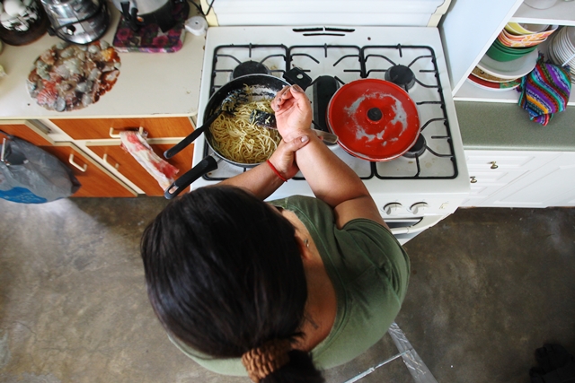 Nidia Diaz de López contrajo el virus del zika hace dos años y asegura que constantemente sufre de dolores articulares que le dificultan realizar sus quehaceres domésticos.(Foto Prensa Libre: Alvaro Interiano)