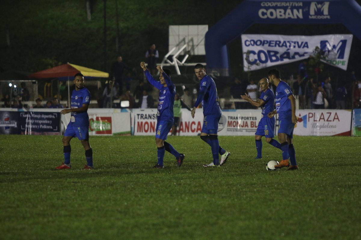 Los jugadores de Cobán Imperial festejan contra Malacateco. (Foto Prensa Libre: Eduardo Sam)