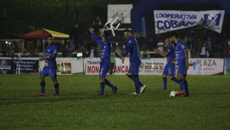 Los jugadores de Cobán Imperial festejan contra Malacateco. (Foto Prensa Libre: Eduardo Sam)
