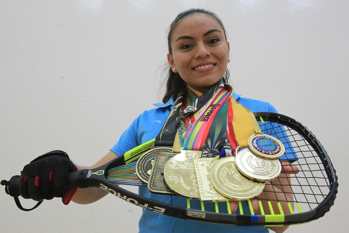 Ana Gabriela Martínez sonríe con sus siete medallas de campeona mundial juvenil. (Foto Prensa Libre: Esbin García)