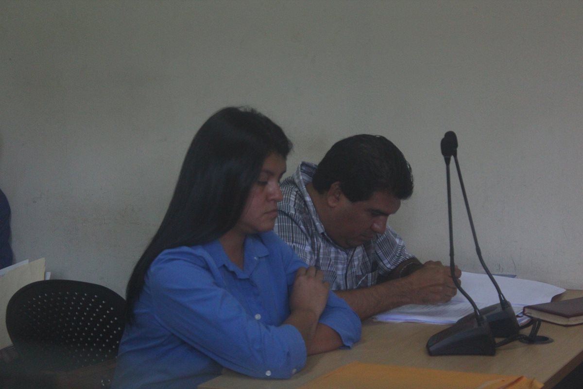 Cándida Alicia Pérez Arroyo junto a su abogado durante la audiencia. (Foto Prensa Libre: Melvin Sandoval)