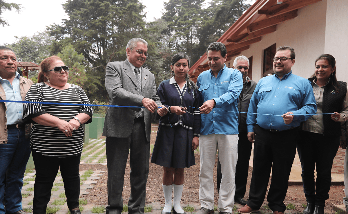 Autoridades ediles de San Lucas Sacatepéquez y del Inguat participan en el corte de cinta para inaugurar centro turístico. (Foto Prensa Libre: Juan Diego González).