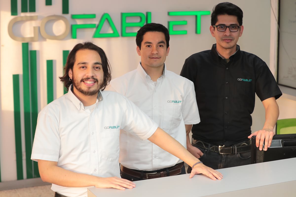 Émerson Morales, Ulises Aguilar y Bryan Alvarado son fundadores de la empresa Gofablet, que lleva cinco años de operaciones en el mercado guatemalteco. (Foto Prensa Libre: Álvaro Interiano)