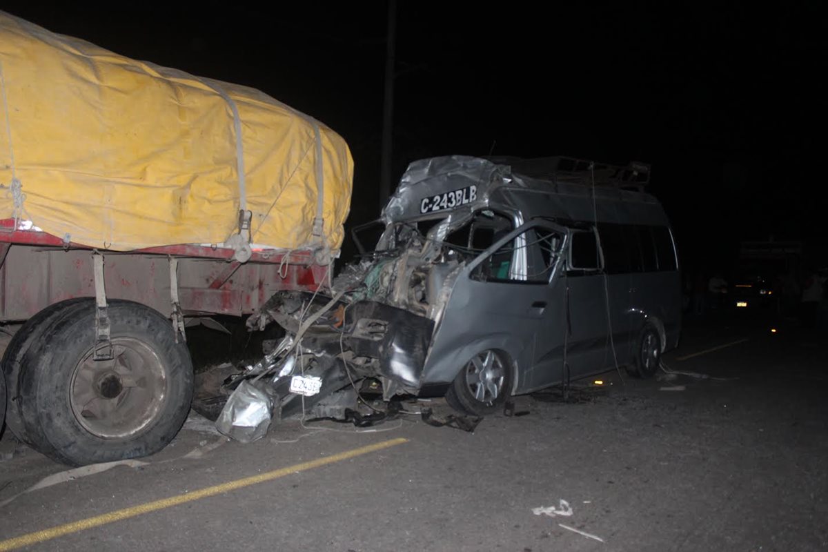 Microbús involucrado en accidente queda destruido, en la ruta entre San Francisco y La Libertad, Petén. (Foto Prensa Libre: Rigoberto Escobar)