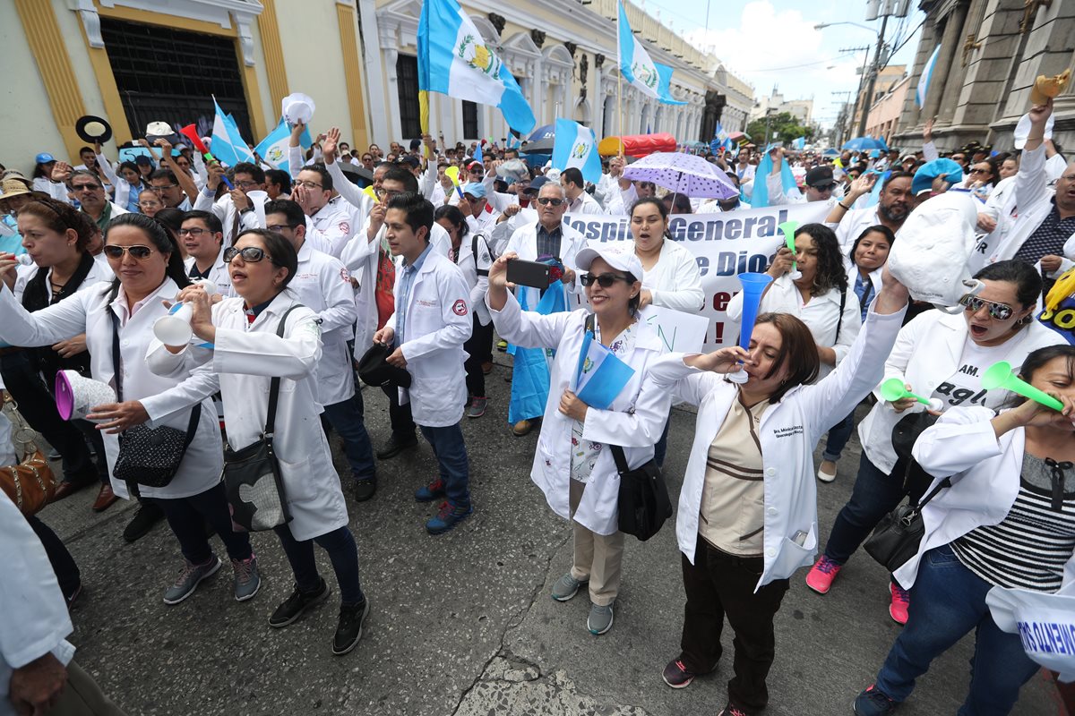 Profesionales de la salud han salido a las calles para exigir la dignificación salarial. El 25 de junio pasado fue la primera vez que alzaron su voz, pero hasta la fecha no han logrado que su petición sea aprobada. (Foto Prensa Libre: Hemeroteca PL)