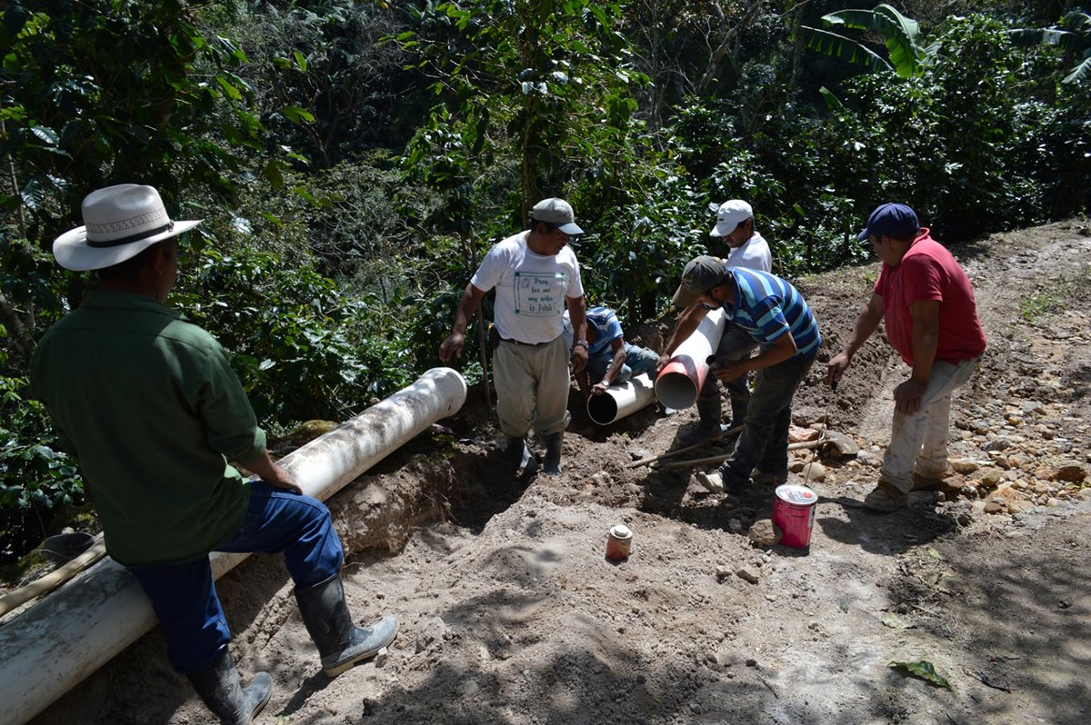 Vecinos y trabajadores municipales observan los daños en la tubería de agua entubada, por la cual se abastece a gran parte de la población de Esquipulas. (Foto Prensa Libre: Mario Morales)