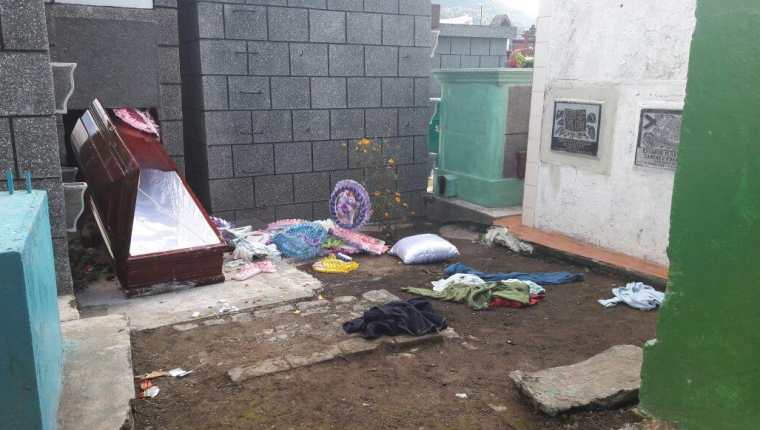 Féretro de mujer inhumada en San Pedro Sacatepéquez fue abierto por saqueadores. (Foto Prensa Libre: Aroldo Marroquín)