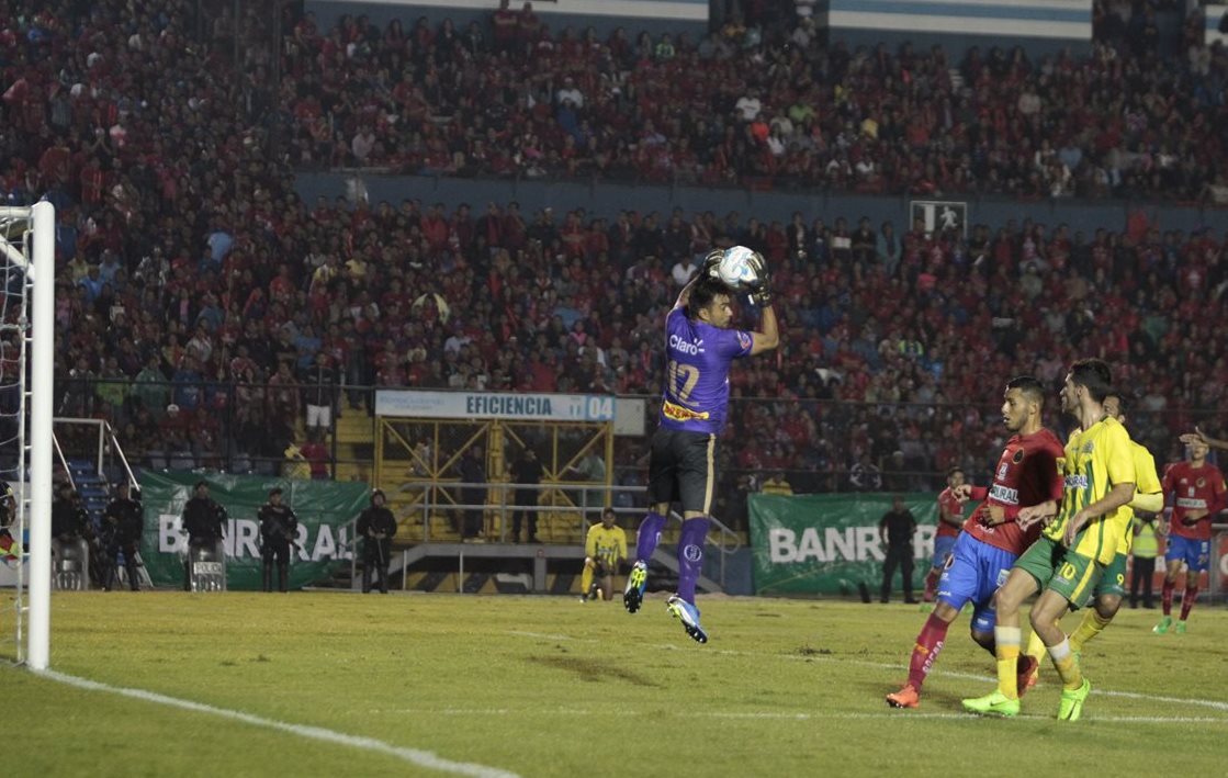 Paulo César Motta fue el portero titular de Municipal en la final del torneo donde los rojos ganaron la Copa 30 de su historia. (Foto Prensa Libre: Francisco Sánchez)
