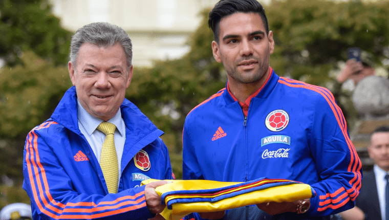 El presidente Juan Manuel Santos le desea la mejor de la suerte a la Selección de Colombia de Falcao. (Foto Prensa Libre: EFE)