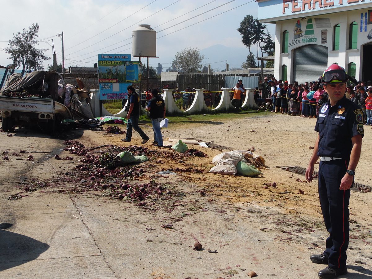 Lugar del accidente en el km 76 de la ruta Interamericana.(Foto Prensa Libre: José Rosales)