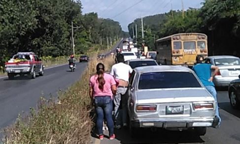 Volcadura de un tráiler causó demoras en el tránsito en Cocales. (Foto Prensa Libre: Eduardo González)