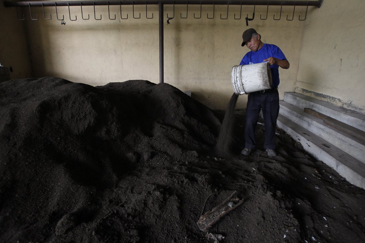 De los desechos que se recolectan en San Antonio Aguas Calientes, Sacatepéquez, se produce abono orgánico. (Foto Prensa Libre: Paulo Raquec)