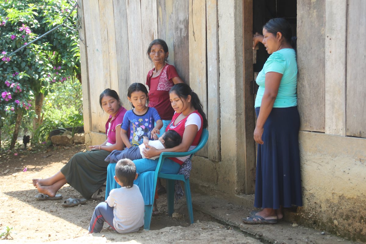 Una de las 74 familias de Nentón, Huehuetenango, que huyeron a Chiapas, México, donde viven en covachas. (Foto Prensa Libre: Mike Castillo)