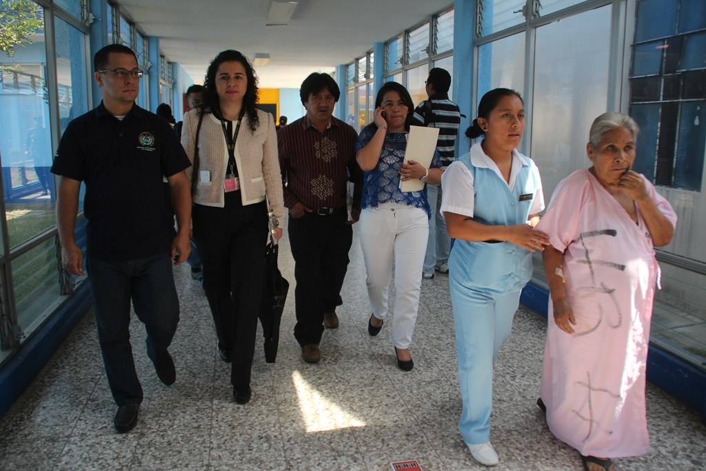 El cónsul de El Salvador, Nelson Rodríguez —segundo—, llega al hospital de Huehuetenango para verificar el estado de salud de los migrantes lesionados.