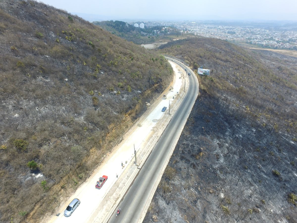 Vista aérea de una de las áreas afectadas por el incendio en el cerro El Naranjo. (Foto con dron Prensa Libre: Estuardo Paredes)