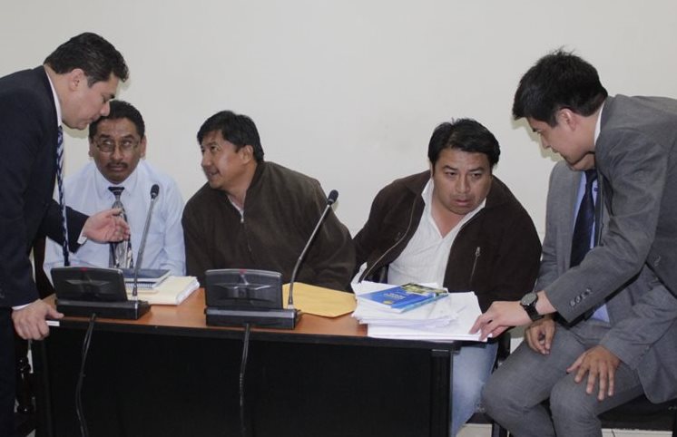 Exconcejal Pérez Hernández y su hermano Melvin –ambos al centro–, durante audiencia en juzgados de Quetzaltenango. (Foto Prensa Libre: María José Longo)