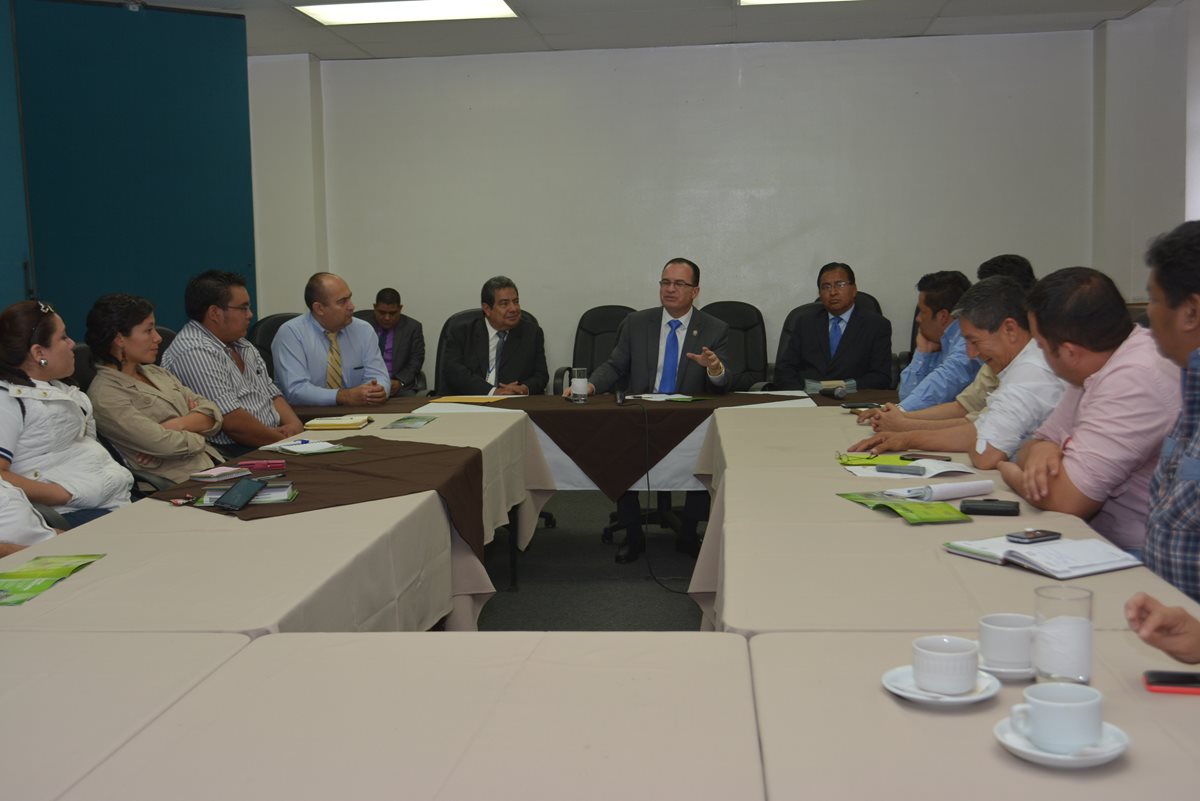 Mario Méndez, ministro del Maga, reunido con extensionistas rurales. (Foto Prensa Libre: Hemeroteca PL)
