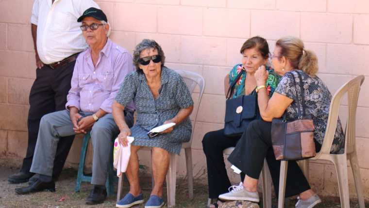 Cuarenta jubilados afectados por no poder hacer el trámite de su pensión por la falta de gobernador exigen respuestas a sus demandas. (Foto Prensa Libre: Mario Morales)