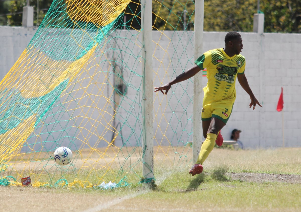 Chiantla aprovechó su localía para golear a Nueva Concepción. (Foto Prensa Libre: Mike Castillo)