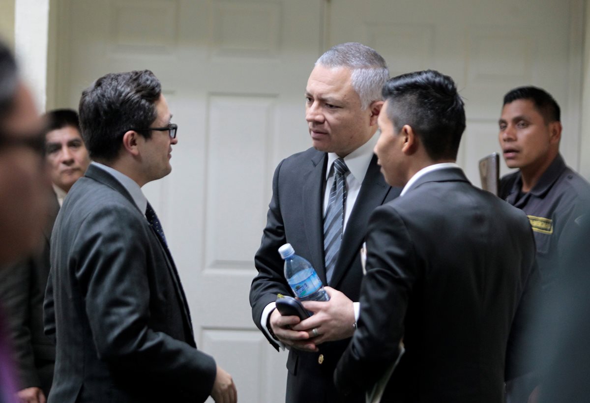Salvador González Álvarez, alias Eco, ingresa por tercer día consecutivo a la audiencia en la cual se oye su declaración. (Foto Prensa Libre: Carlos Hernández)