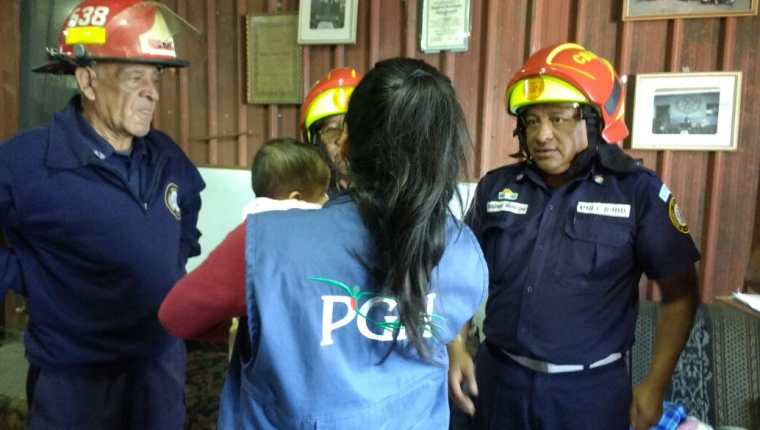 Personal de la PGN recibe a menor reportada como desaparecida en Villa Lobos Uno. (Foto Prensa Libre: PGN)