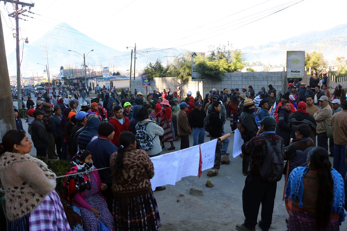 Pobladores durante la manifestación en el lugar conocido como Puerta del Llano, área rural de Xela.(Foto Prensa Libre: Carlos Ventura).