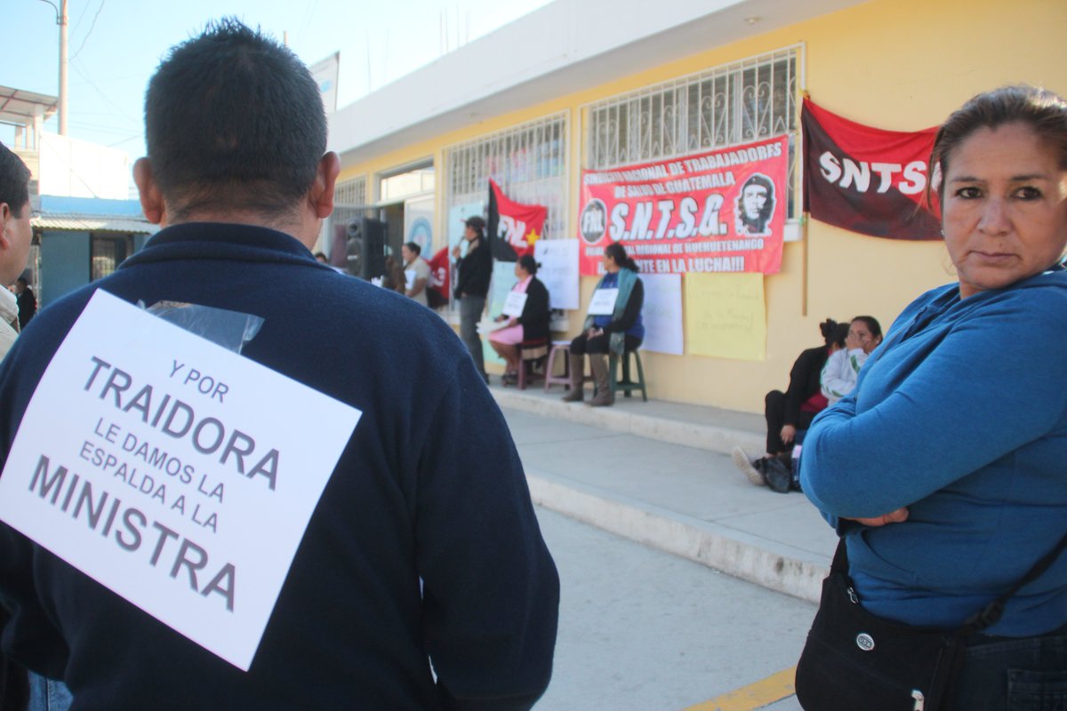 En la cabecera de Huehuetenango, trabajadores de Salud efectúan un plantón para exigir la renuncia de la ministra. (Foto Prensa Libre: Mike Castillo)
