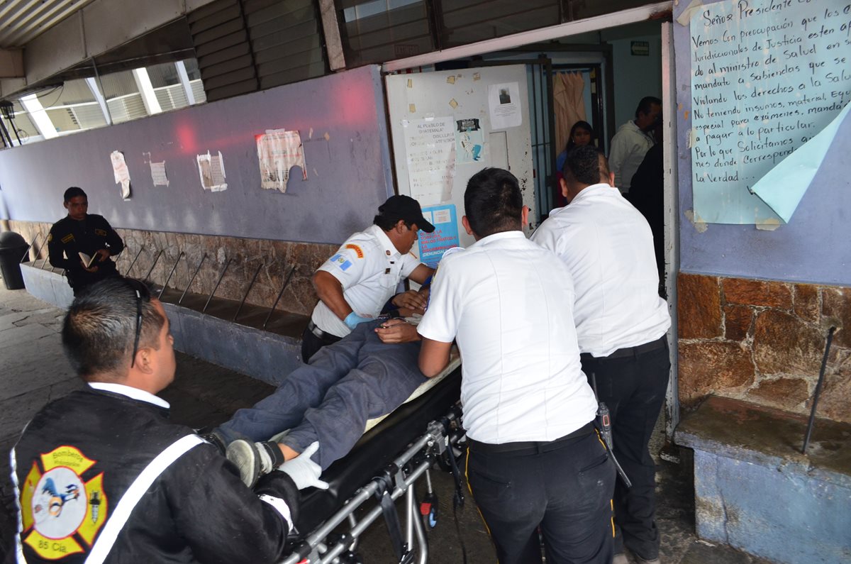 El menor es ingresado a la emergencia del Hospital General por Bomberos Voluntarios. (Foto Prensa Libre: Cortesía CVB)