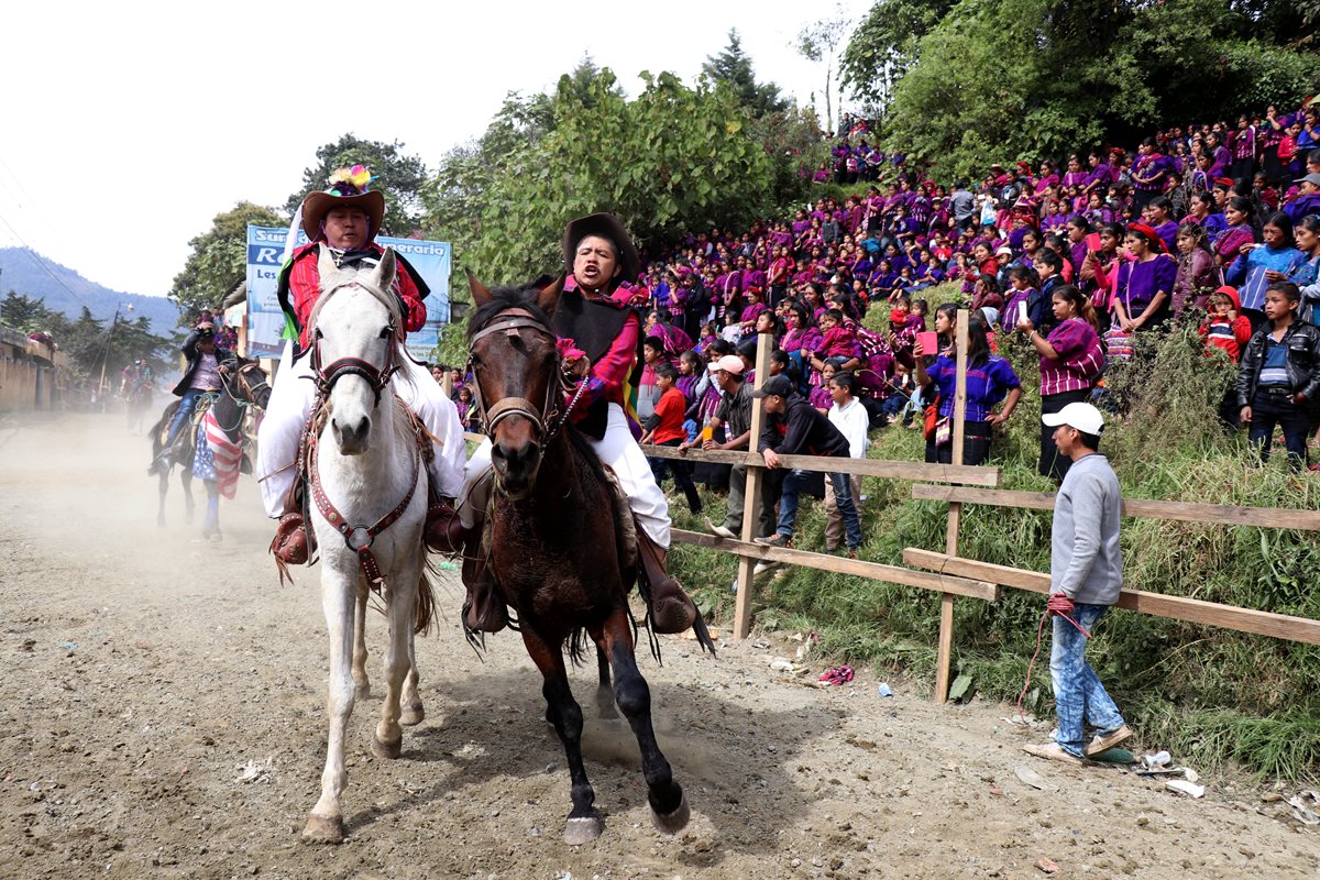 Los jinetes demuestran su destreza para galopar en la carrera de cintas. (Foto Prensa Libre: Mike Castillo)