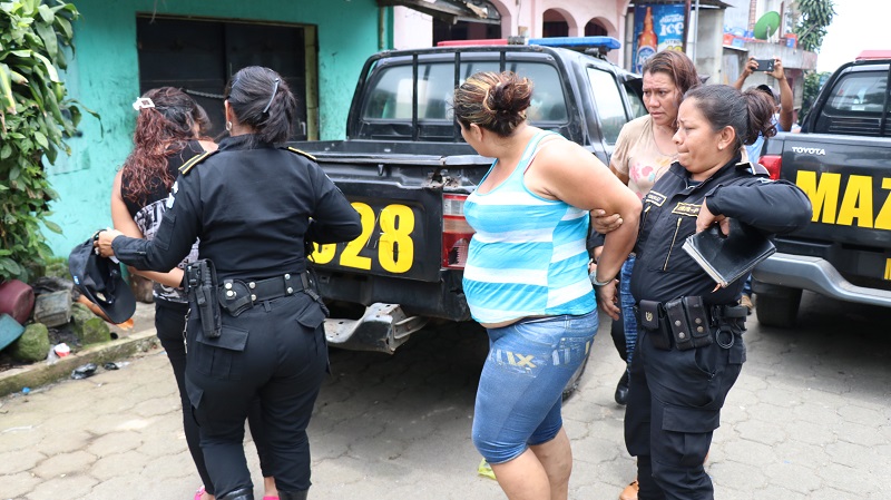 Agentes de la PNC trasladan a tres mujeres caputuradas en San Pablo Jocopilas, Suchitepéquez. (Foto Prensa Libre: Cristian Icó Soto)