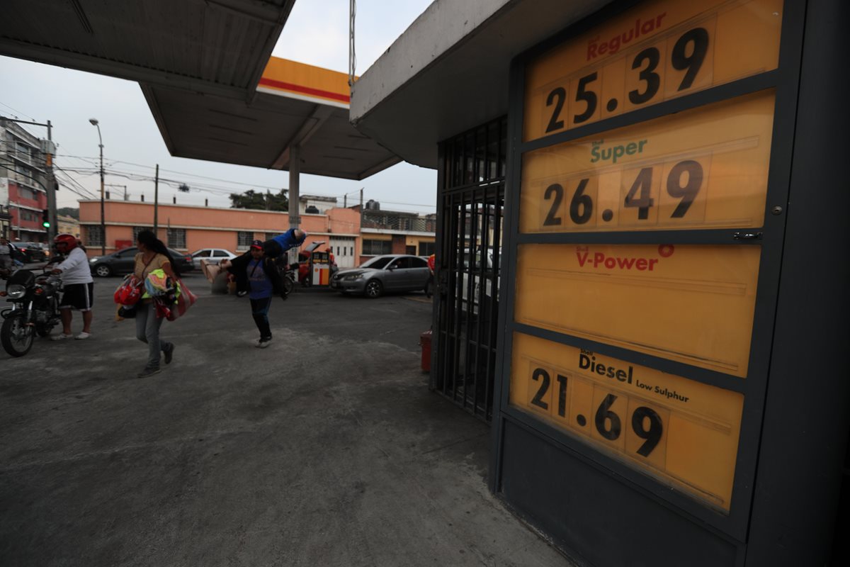 Alza en combustibles es una de las más altas de en lo que va del año. (Foto Prensa Libre: Carlos Hernández)