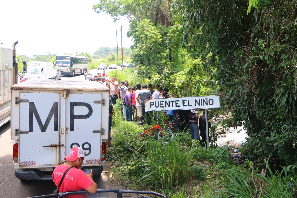 Autoridades examinan el lugar donde fue hallado un cadáver son señales de torutura, en Santa Cruz Munluá. (Foto Prensa Libre: Rolando Miranda)