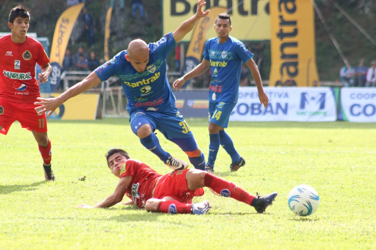 Municipal sigue en la cima del torneo pero su futbol no alcanza su máximo nivel. (Foto Prensa Libre: Eduardo Sam Chun)