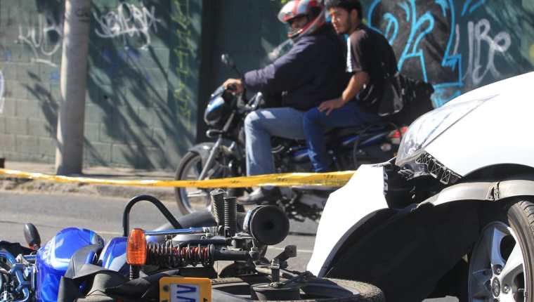 El hombre herido condujo la moto varios metros y chocó contra un vehículo que circulaba en esa dirección. (Foto Prensa Libre: Estuardo Paredes)