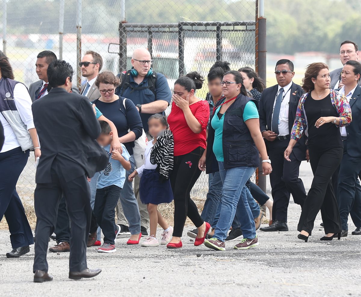 Familias guatemaltecas deportadas el pasado 10 de julio. La PDH y la Casa del Migrante denunciaron que sufrieron tortura psicológica. (Foto Prensa Libre: Óscar Rivas)