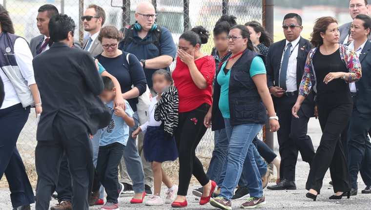 Familias guatemaltecas deportadas el pasado 10 de julio. La PDH y la Casa del Migrante denunciaron que sufrieron tortura psicológica. (Foto Prensa Libre: Óscar Rivas)