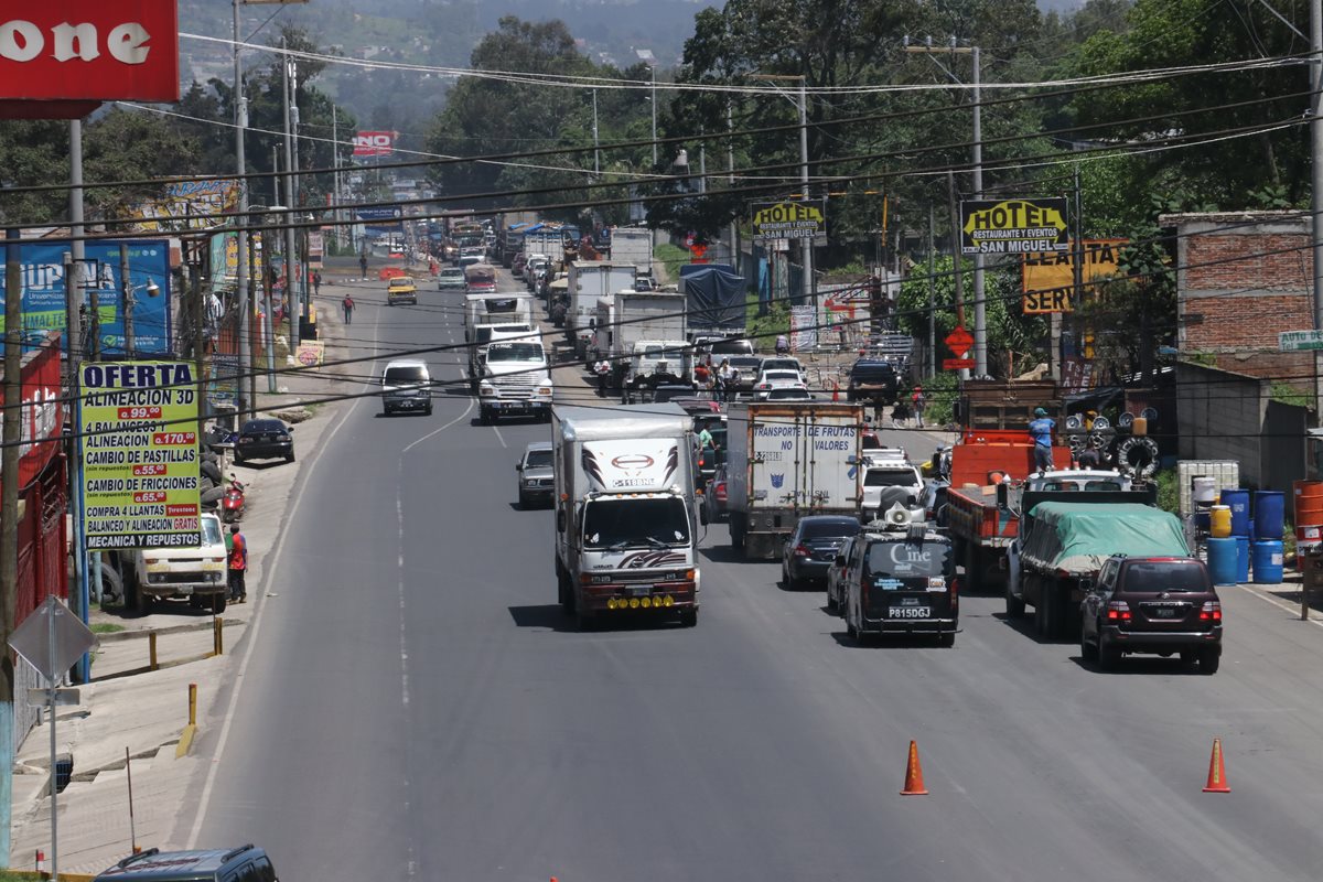 En el km. 49 ruta Interamericana. San Miguel, El Tejar, Chimaltenango, se forma un embudo debido a que es donde finalizan los dos carriles a occidente y comienza solo uno. (Foto Prensa Libre: Víctor Chamalé)
