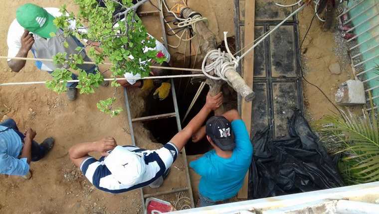 Equipo de rescate se esfuerza por mantener con vida a un hombre que cayó a un pozo, en Chiquimula. (Foto Prensa Libre: Francisco Juárez y El Gráfico de Oriente)