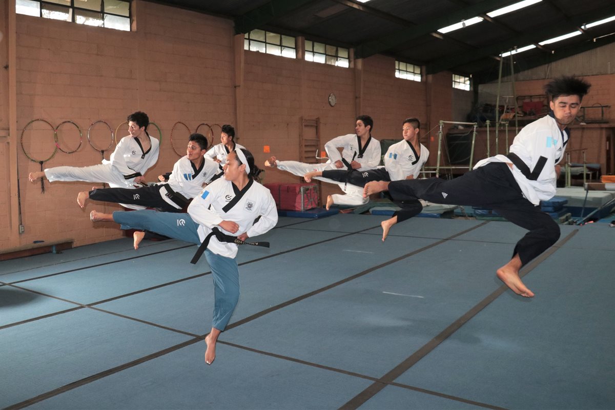 La selección nacional de taekwondo comenzó a armar las coreografías que presentará en los eventos internacionales. (Foto Prensa Libre: Raúl Juárez)