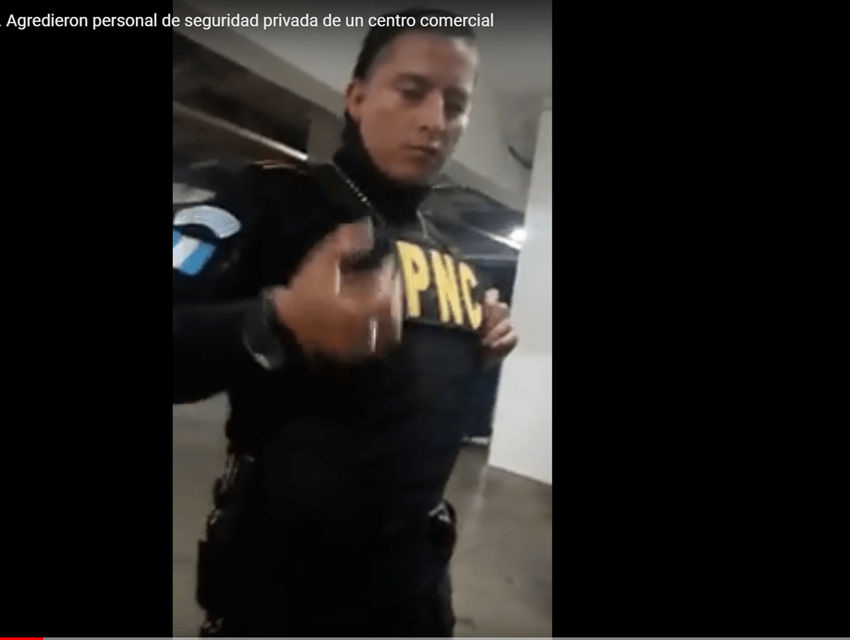 En el video se aprecia a uno de los agentes de la Policía Nacional Civil (PNC) cuando amenaza a un guardia del comercial.