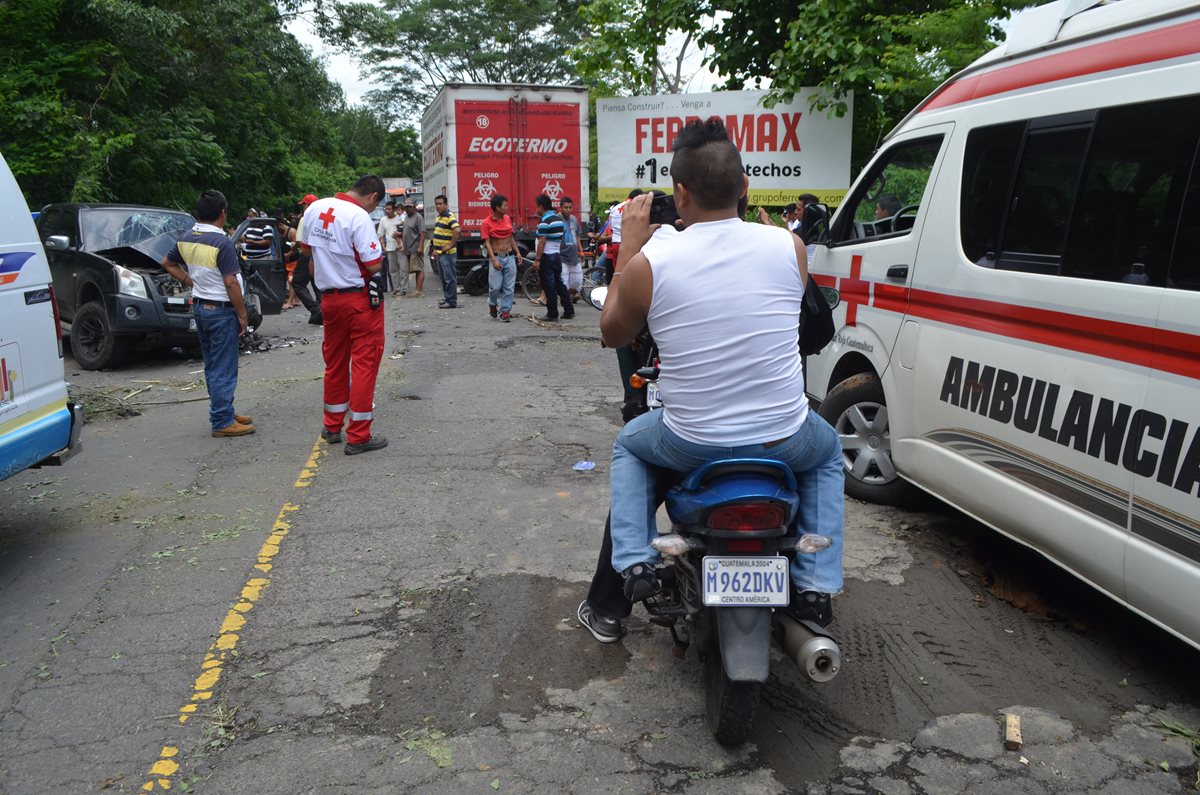Socorristas atienden a personas afectadas en percance de vehículos, en la ruta a suroccidente, Retalhuleu. (Foto Prensa Libre: Jorge Tizol)