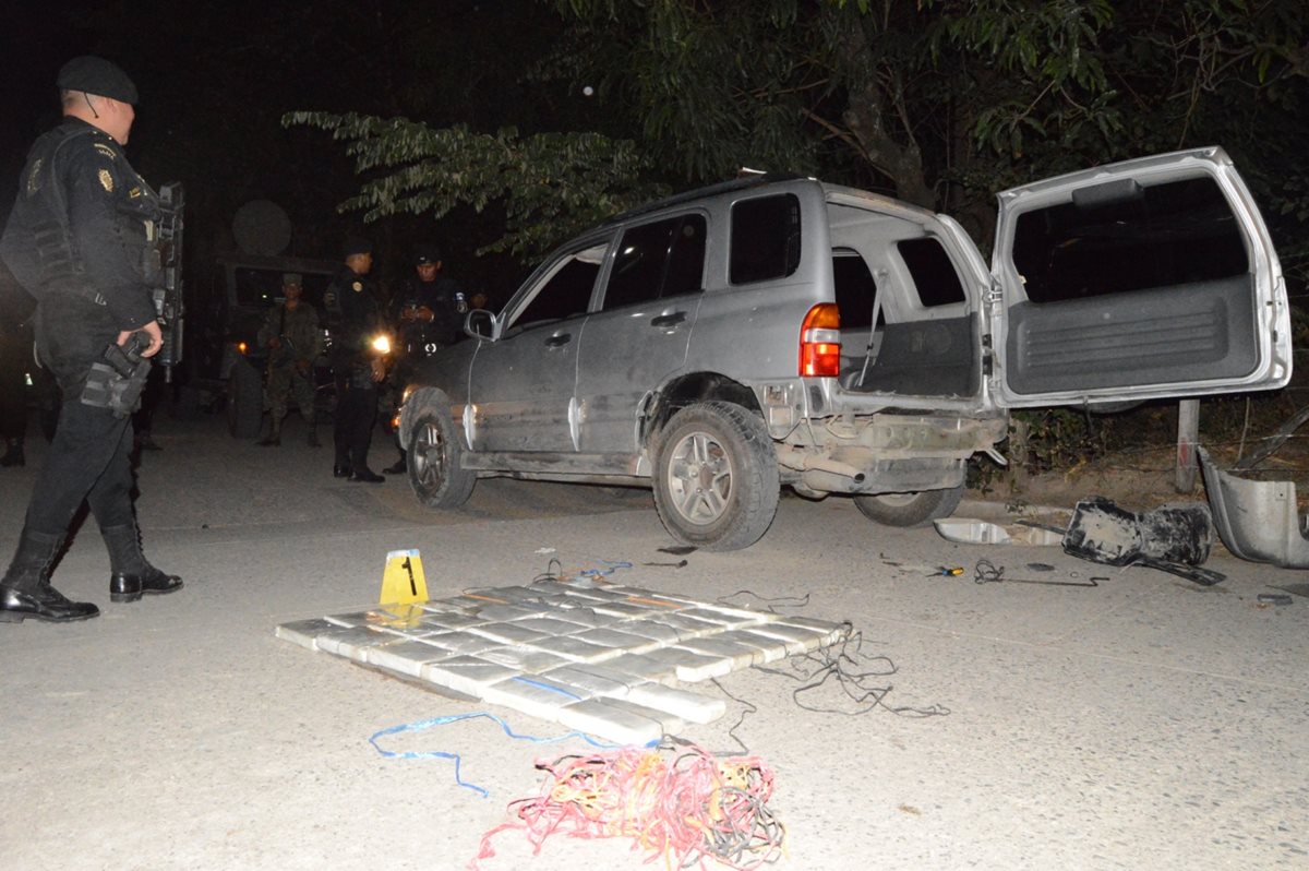 Autoridades contabilizan los paquetes de droga hallados en el interior de un vehículo en Río Hondo, Zacapa. (Foto Prensa Libre: Víctor Gómez)