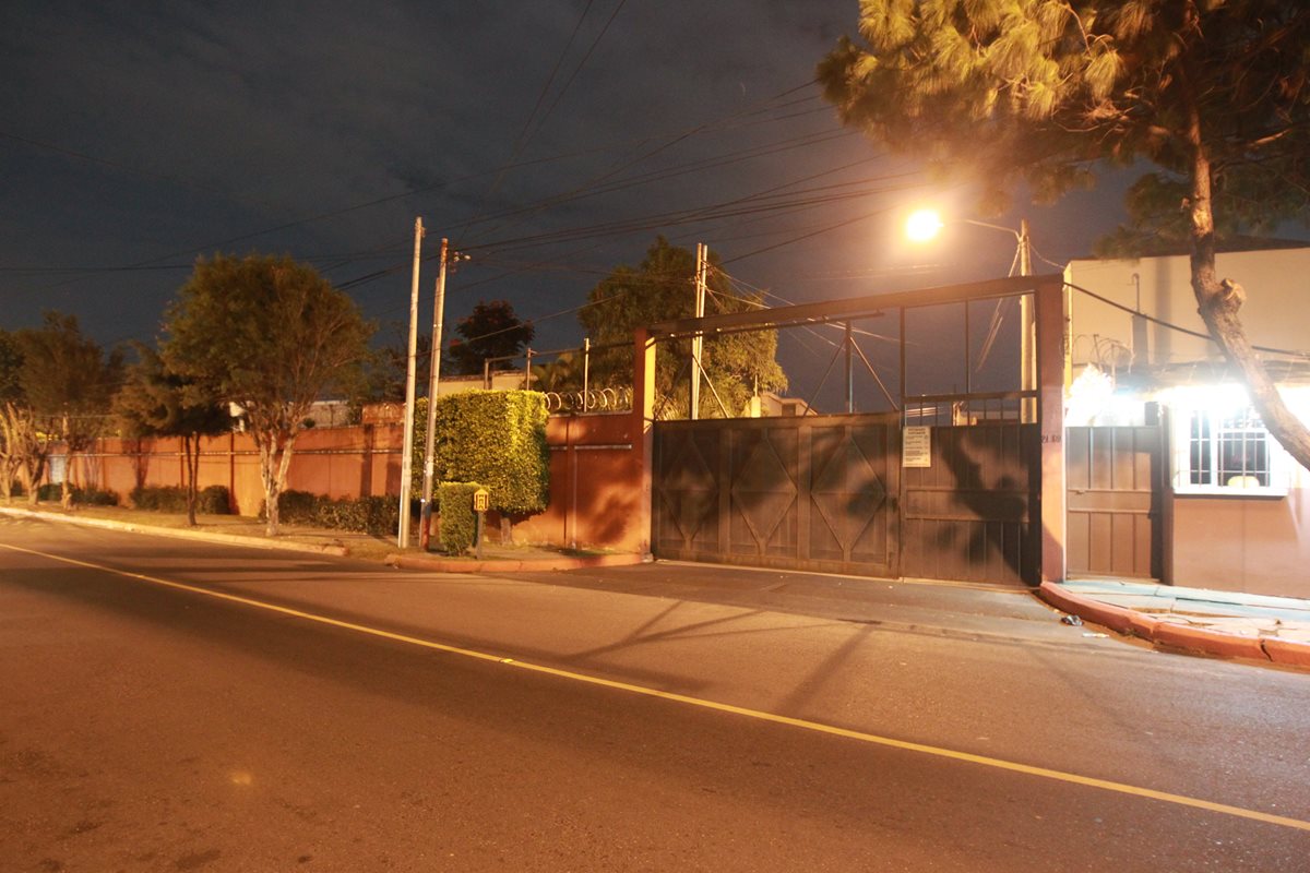En  Residenciales Los Almendros 2, zona 11, se buscó la sede reportada por la empresa que ganó la subasta de aguacates. Nadie respondió tampoco a los teléfonos. (Foto Prensa Libre: Hemeroteca PL)