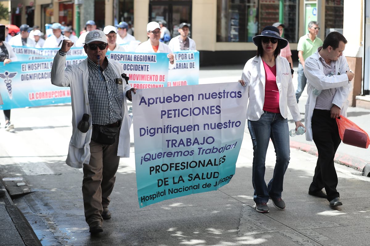 Los médicos han salido a las calles para demandar mejoras salariales. (Foto Prensa Libre: Juan Diego González)
