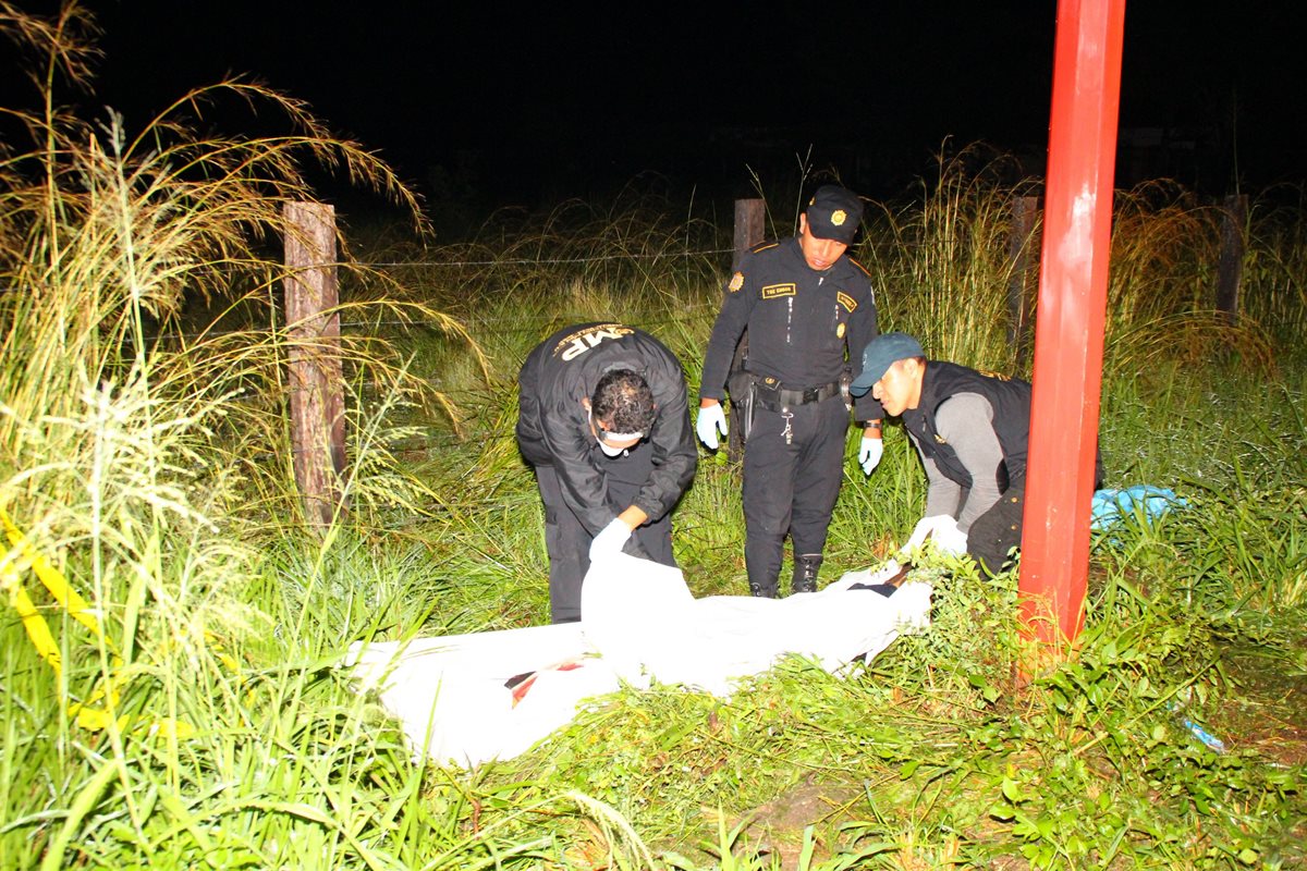 Las autoridades recolectan evidencia en el lugar del crimen contra Alfredo Cruz Oliva, en Gualán, Zacapa. (Foto Prensa Libre: Víctor Gómez)